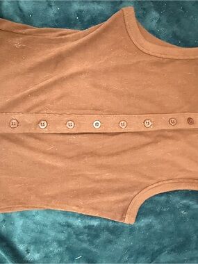 Juniors’ One-Piece Button Front Tank — Brown (S)
